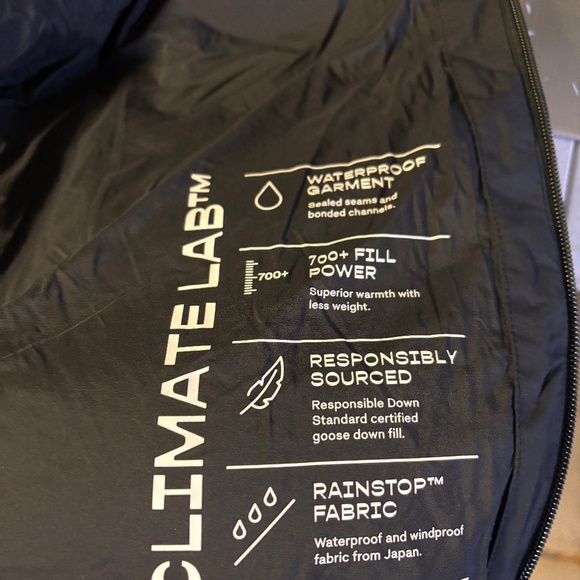 New womens large Aritzia Super Puff 2 O  Waterproof coat - Picture 6 of 7